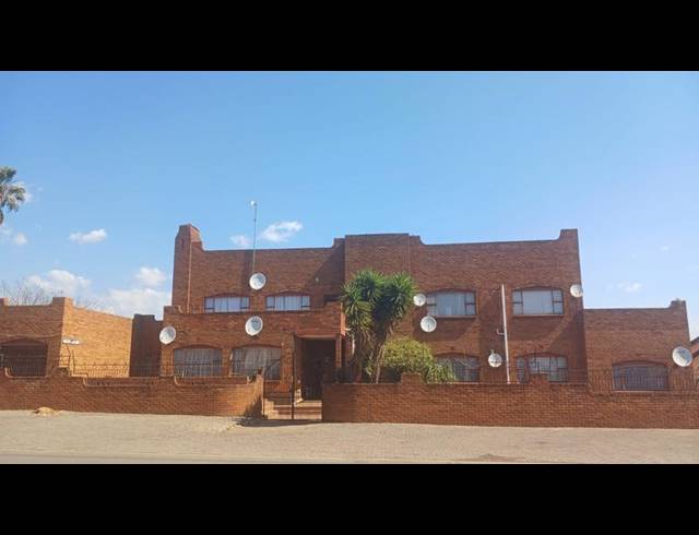 18 BEDROOM HOUSE FOR SALE IN HOSPITAL VIEW